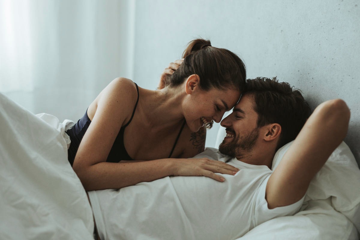 Come gestire conversazioni imbarazzanti prima e dopo un'avventura di una notte